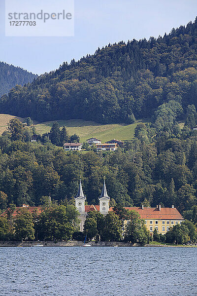 Deutschland  Bayern  Tegernsee  Schloss Tegernsee am Ufer des Tegernsees im Frühling