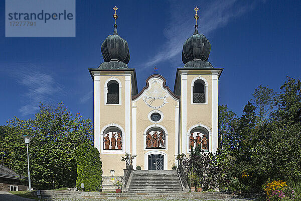 Kalvarienbergkirche gegen blauen Himmel an einem sonnigen Tag  Salzkammergut  Bad Ischl  Oberösterreich  Österreich