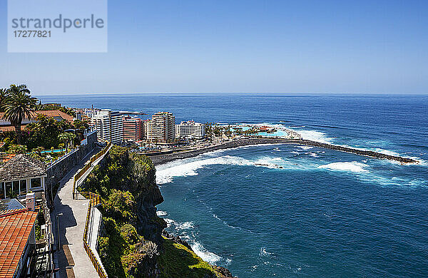 Spanien  Provinz Santa Cruz de Tenerife  Puerto de la Cruz  Küstenstadt im Sommer mit klarer Linie des Horizonts im Hintergrund