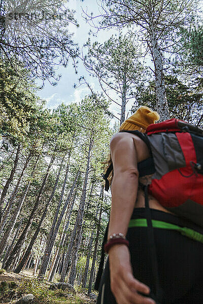 Frau mit Rucksack beim Trekking im Wald bei La Pedriza  Madrid  Spanien