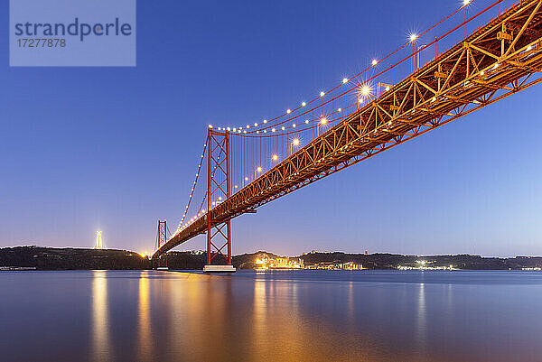 Portugal  Bezirk Lissabon  Lissabon  Brücke 25 de Abril in der Abenddämmerung