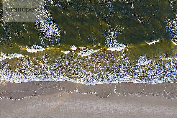 Luftaufnahme vom Rand des Sandstrandes der Ostsee