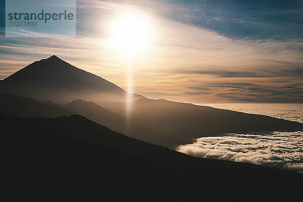 Wunderschöne  wolkenverhangene Bergkette bei Sonnenaufgang im Nationalpark El Teide  Teneriffa  Spanien