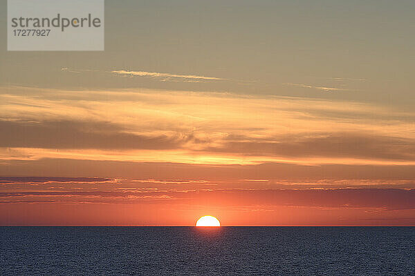 Nordsee bei stimmungsvollem Sonnenuntergang