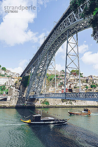 Dom Luis I Brücke über den Fluss Douro gegen den Himmel  Porto  Portugal