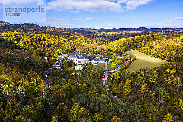Kloster Eberbach umgeben von Wäldern im Herbst