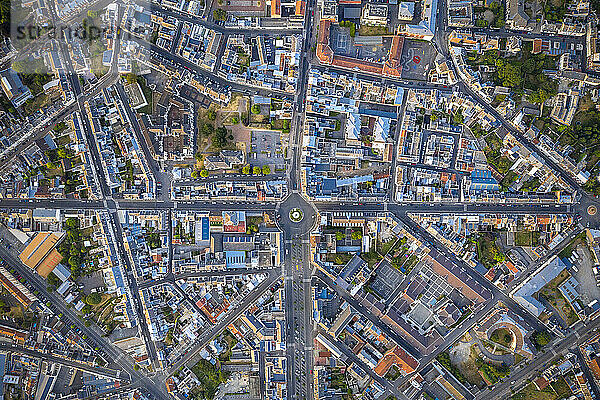 Frankreich  Aisne  Saint-Quentin  Luftaufnahme von miteinander verbundenen Stadtstraßen mit Kreisverkehr in der Mitte