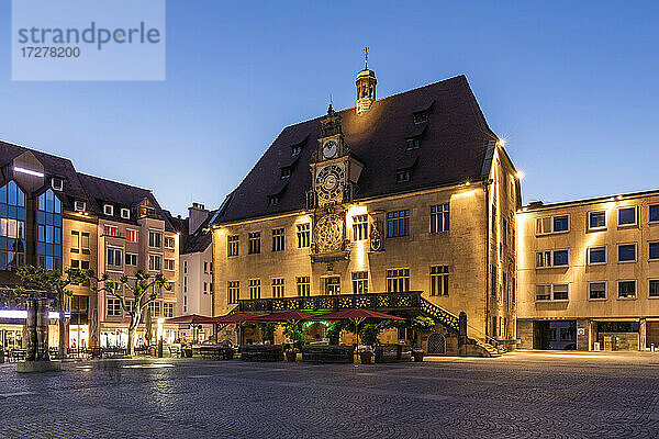 Deutschland  Baden-Württemberg  Heilbronn  Leerer Platz vor dem historischen Rathaus in der Abenddämmerung