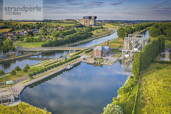 Belgien  Provinz Hennegau  Luftaufnahme des historischen Schiffshebewerks am Canal du Centre mit dem Strepy-Thieu-Hebewerk im Hintergrund