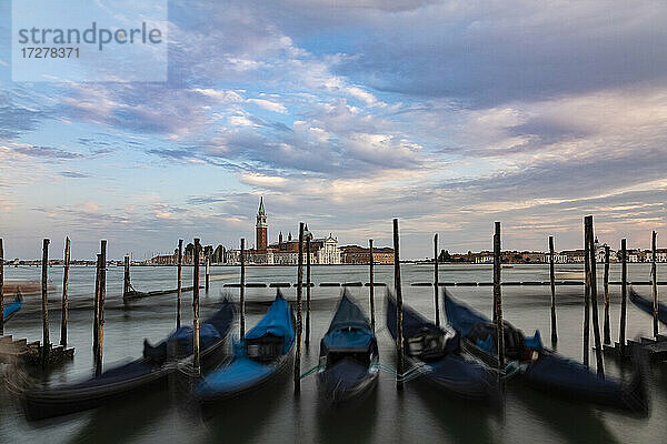 Italien  Venetien  Venedig  Gondeln im Yachthafen mit San Giorgio Maggiore im Hintergrund