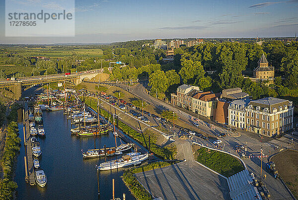 Niederlande  Gelderland  Nijmegen  Luftaufnahme des Hafens der Stadt am Fluss