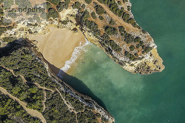 Drohnenansicht des leeren Strandes Praia das Fontainhas