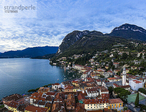 Italien  Provinz Como  Menaggio  Blick aus dem Hubschrauber auf die Stadt am Ufer des Comer Sees in der Morgendämmerung