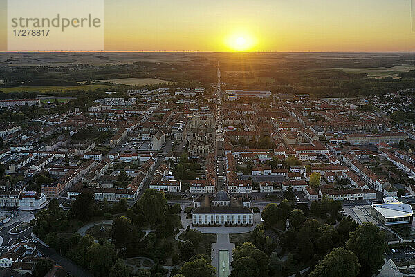 Frankreich  Marne  Chalons-en-Champagne  Luftaufnahme der Stadt bei Sonnenuntergang mit klarer Horizontlinie im Hintergrund