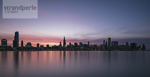 Downtown von Northerly Island aus gesehen bei Sonnenuntergang  Chicago  USA