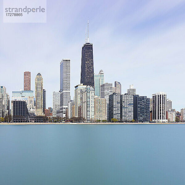 Skyline von Chicago gegen blauen Himmel  USA