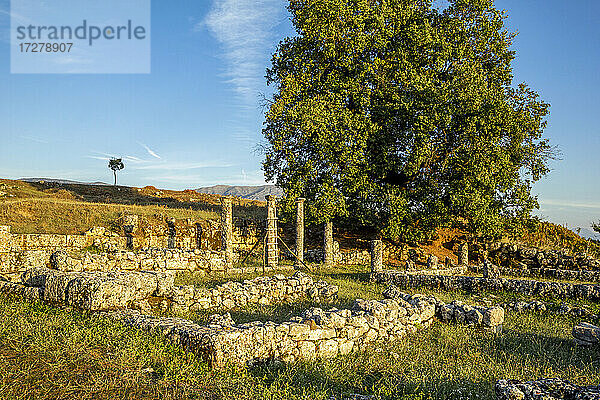 Albanien  Bezirk Gjirokaster  Ruinen der antiken griechischen Stadt Antigonia in der Abenddämmerung