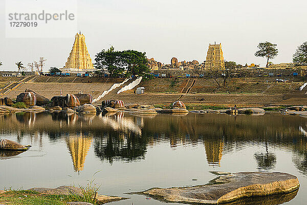 See beim Virupaksha-Tempel gegen den Himmel in Hampi  Karnataka  Indien