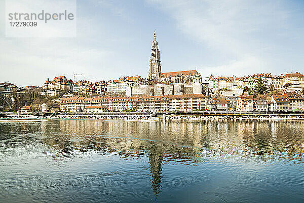 Reflexion der schönen Stadt über den Fluss Aare in der Schweiz gesehen