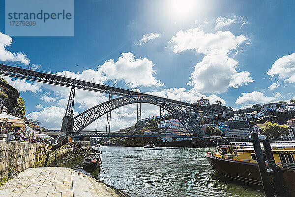 Dom Luis I Brücke über den Fluss Douro in der Stadt gegen den Himmel  Porto  Portugal