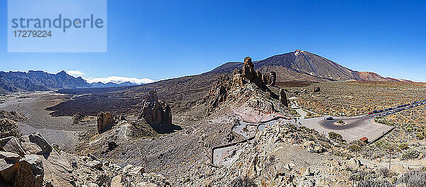 Spanien  Santa Cruz de Tenerife  Panorama der Formation Roques de Garcia im Teide-Nationalpark mit dem Berg Teide im Hintergrund