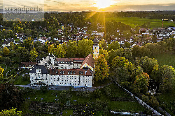 Deutschland  Bayern  Bernried am Starnberger See  Drohnenansicht des Klosters Bernried bei Sonnenuntergang