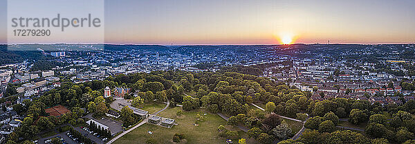 Deutschland  Nordrhein-Westfalen  Wuppertal  Luftpanorama des Hardt-Parks bei Sonnenuntergang