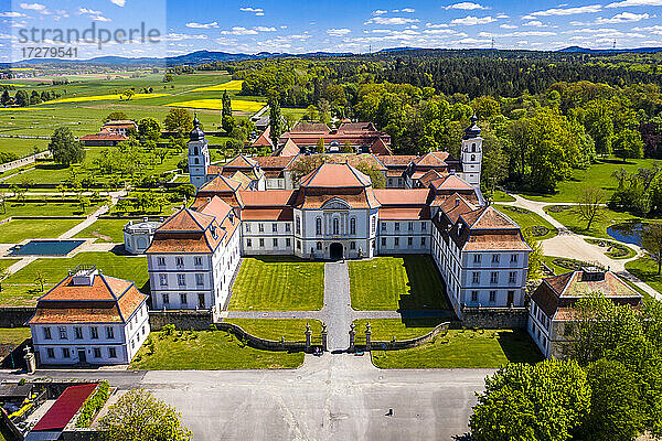 Deutschland  Hessen  Eichenzell  Blick aus dem Hubschrauber auf die Fassade von Schloss Fasanerie im Sommer