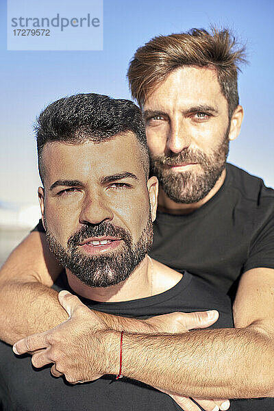 Hübsches schwules Paar verbringt seine Freizeit zusammen an einem sonnigen Tag