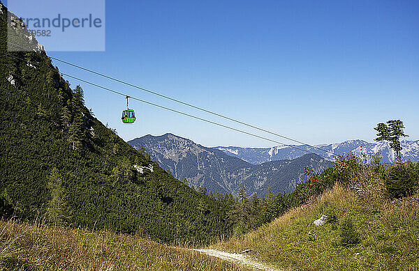 Österreich  Oberösterreich  Bad Ischl  Luftseilbahn über bewaldetes Bergtal