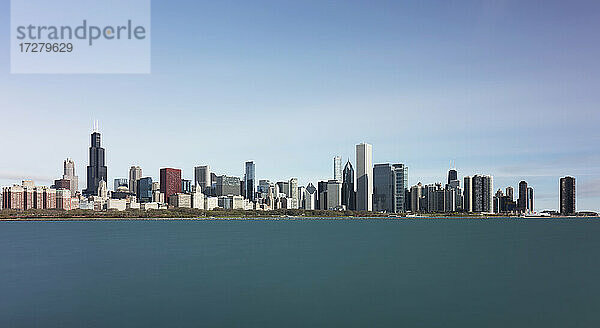 Downtown von Northerly Island aus gesehen vor blauem Himmel  Chicago  USA