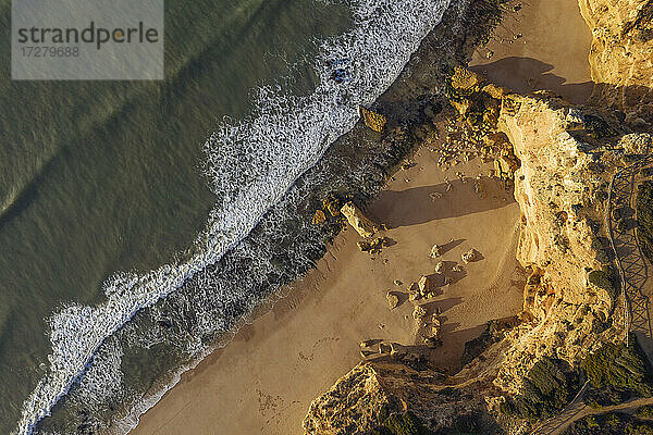 Portugal  Bezirk Faro  Drohnenansicht der Klippen und des Strandes von Praia da Marinha in der Morgendämmerung