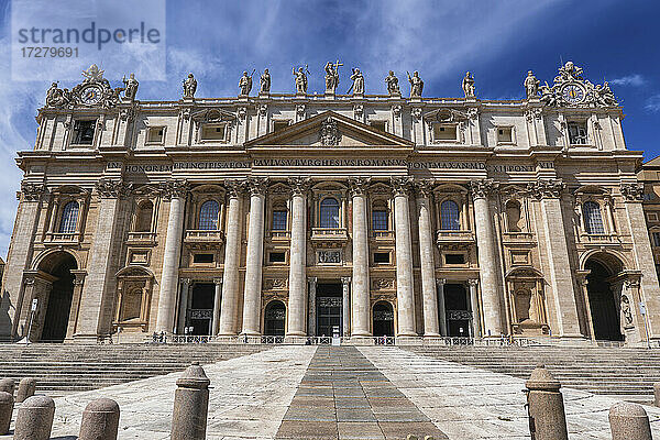 Fassade des Petersdoms an einem sonnigen Tag  Vatikanstadt  Rom  Italien