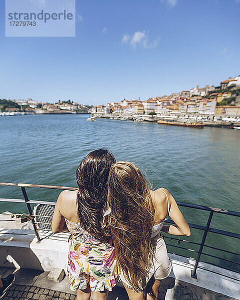 Junge Freundinnen schauen am Wochenende auf den Fluss Douro  Porto  Portugal