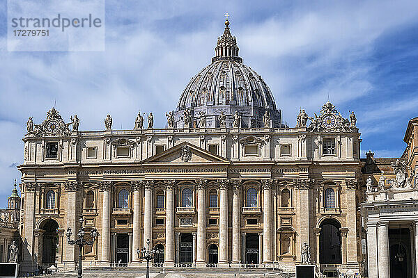 Fassade des Petersdoms in der Stadt  Vatikanstadt  Rom  Italien