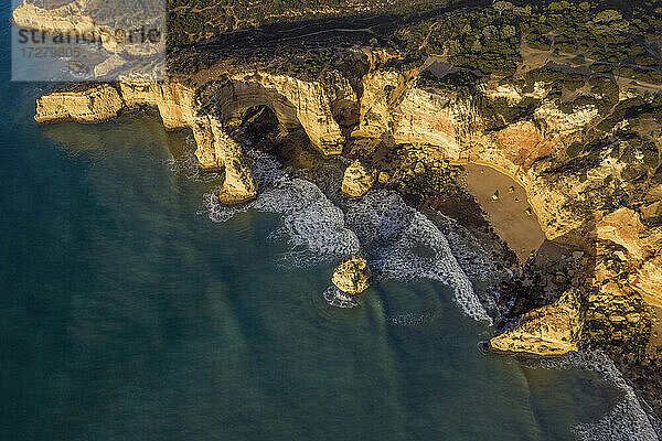 Portugal  Bezirk Faro  Drohnenansicht der Klippen von Praia da Marinha in der Morgendämmerung