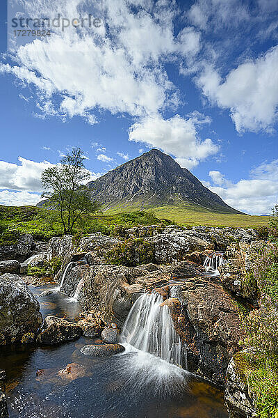 Kleine Wasserfälle im Glen Etive mit dem Gipfel des Stob Dearg im Hintergrund