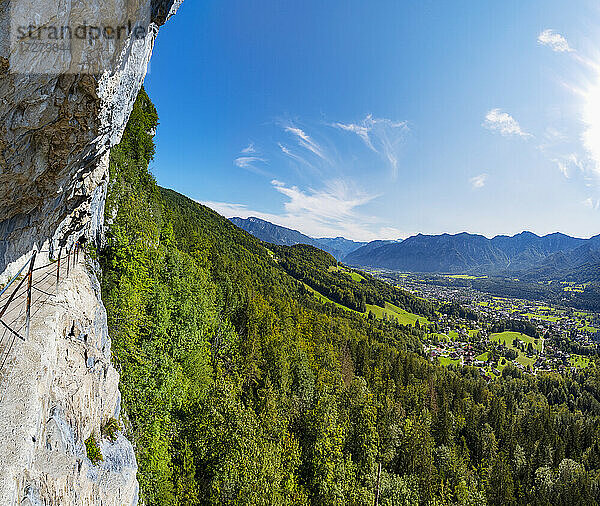 Österreich  Oberösterreich  Bad Goisern am Hallstattersee  Steiler Bergpfad der Ewigen Mauer mit Stadt im Hintergrund