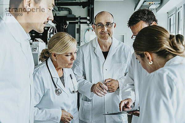 Konzentrierter Wissenschaftler bei der Arbeit an einem digitalen Tablet im Labor
