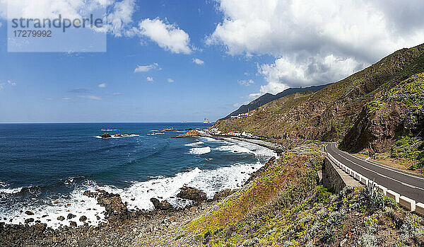 Spanien  Provinz Santa Cruz de Tenerife  Landstraße entlang der Küste der Insel Teneriffa