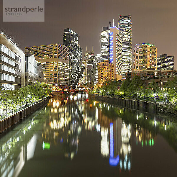 Reflexion von beleuchteten Gebäuden am Fluss bei Nacht  Chicago  USA