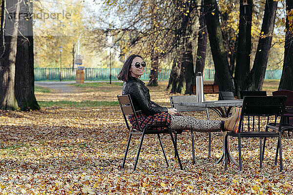 Lächelnde Frau verbringt ihre Freizeit in einem öffentlichen Park