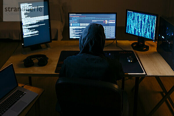Computerhacker beim Programmieren am Computer  während er im Büro sitzt