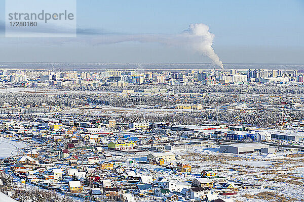 Russland  Republik Sacha  Jakutsk  Schneebedeckte Stadt im Winter
