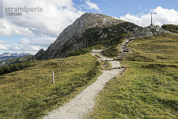 Leerer Wanderweg auf dem Gipfel des Schneibsteins