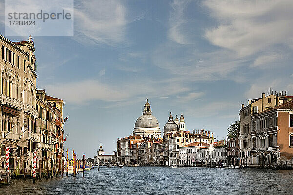 Italien  Venetien  Venedig  Stadtkanal mit Santa Maria della Salute im Hintergrund
