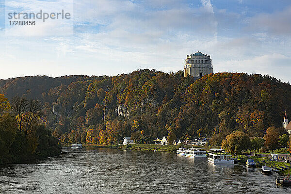 Befreiungshalle inmitten von Bäumen am Donauufer im Herbst  Bayern  Kelheim  Europa  Deutschland