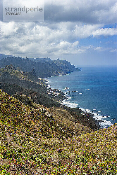 Blick vom Gebirgszug Macizo de Anaga  der sich entlang der Küste der Insel Teneriffa erstreckt