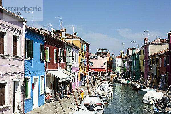 Italien  Venetien  Venedig  Bunte Häuser entlang des Kanals auf der Insel Burano