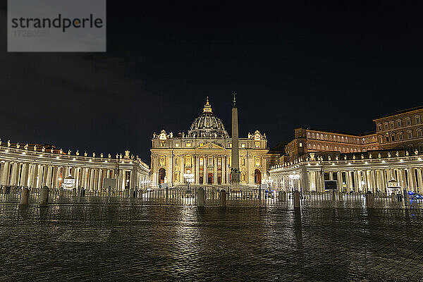 Beleuchteter Petersplatz mit Obelisk und Petersdom bei klarem Himmel in der Nacht  Vatikanstadt  Rom  Italien